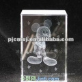 Cubo de cristal con imagen de patinaje artístico